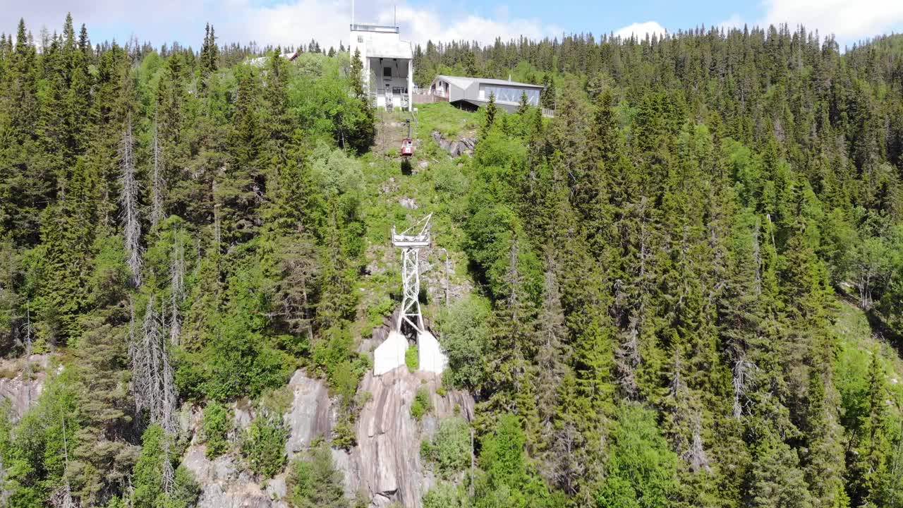 góndola de montaña krossobanen subiendo la montaña en rjukan, noruega