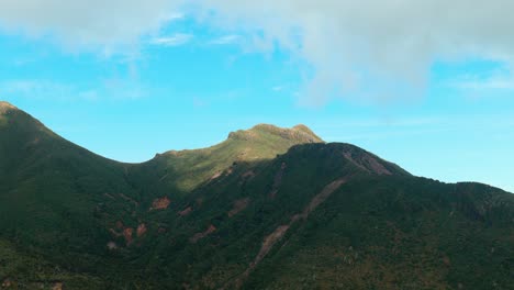 Amanecer-Dorado-Que-Proyecta-Tonos-Cálidos-En-Los-Picos-De-Las-Montañas,-Un-Momento-Impresionante-En-La-Tranquilidad-Del-Desierto