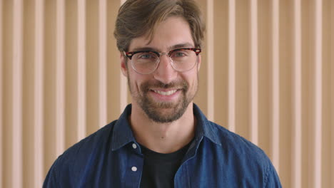 Primer-Plano-Retrato-De-Un-Atractivo-Joven-Hipster-Con-Gafas-Sonriendo-Alegre-Mirando-Confiado-A-La-Cámara-Con-Los-Brazos-Cruzados-Guapo-Hombre-Caucásico-Positivo