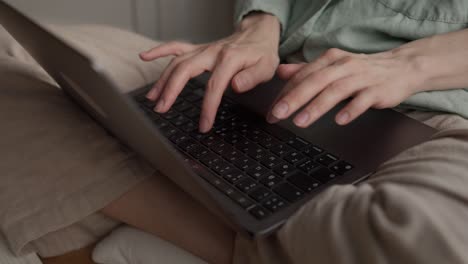 mujer escribiendo en una computadora portátil