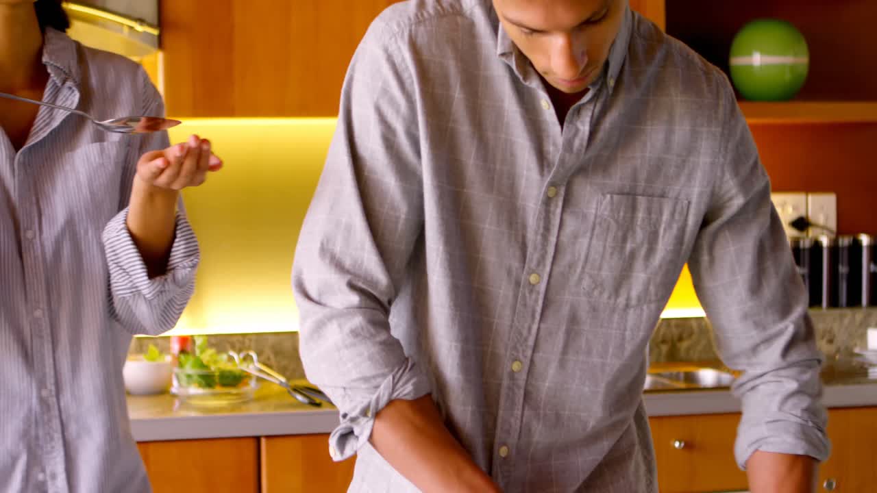 mujer dando comida a su hombre para degustar 4k