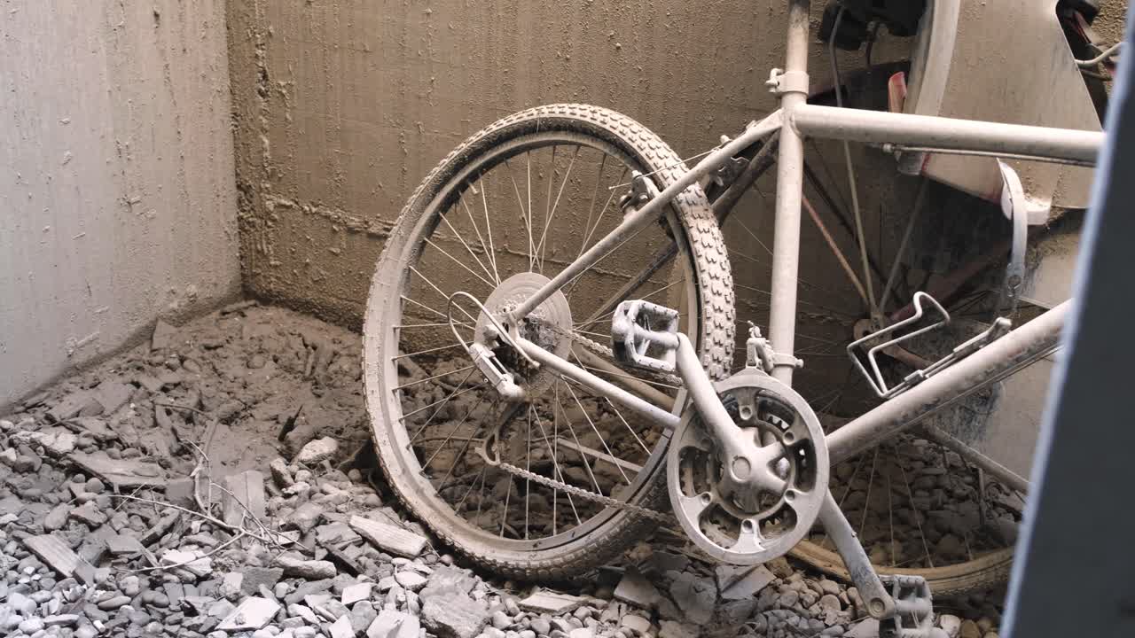 바람 빠진 타이어가 있는 두 개의 버려진 자전거가 기울어져 있습니다.