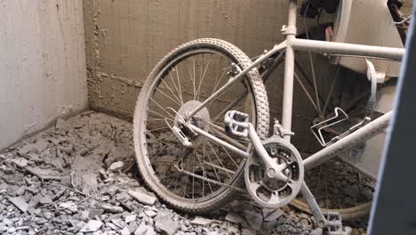 Dos-Bicicletas-Abandonadas-Con-Llantas-Ponchadas-Inclinadas-A-La-Izquierda