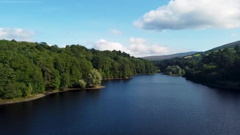 Ein-Enthüllendes-Drohnenvideo-Der-Bohernabreena-Reservoire-In-Den-Dubliner-Bergen-Westlich-Von-Dublin-City