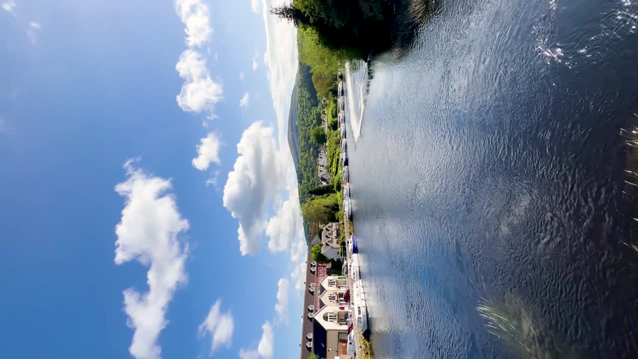 retiro soleado a la orilla del río: video vertical de river barrow en graiguenamanagh, condado de kilkenny, con yates, casas atracadas y paisaje pintoresco