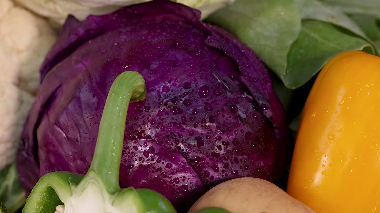 una variedad vibrante de verduras frescas, mostrando sus colores y texturas naturales en un arreglo bien iluminado y de primer plano