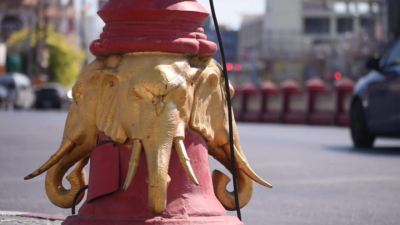 primer plano del diseño ornamental de elefante dorado en la base de una farola en hua hin, tailandia