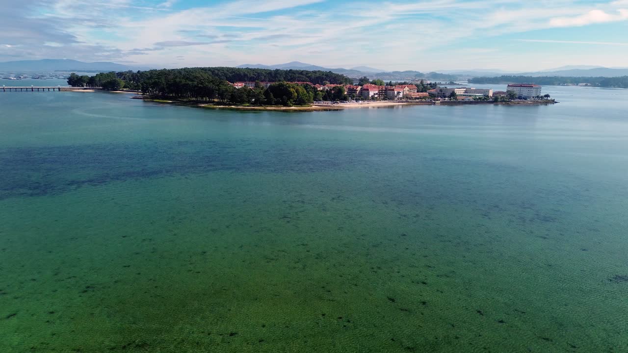 vista aérea de la isla de toja y el puente en pontevedra, españa