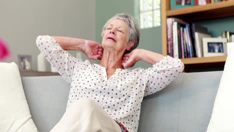 Mujer-Mayor-Que-Sufre-De-Dolor-De-Cuello