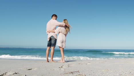 pareja enamorada disfrutando del tiempo libre en la playa juntos