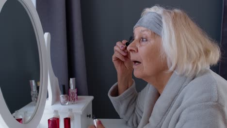 Abuela-Anciana-Aplicando-Rímel-De-Pestañas,-Maquillándose,-Cuidando-La-Piel