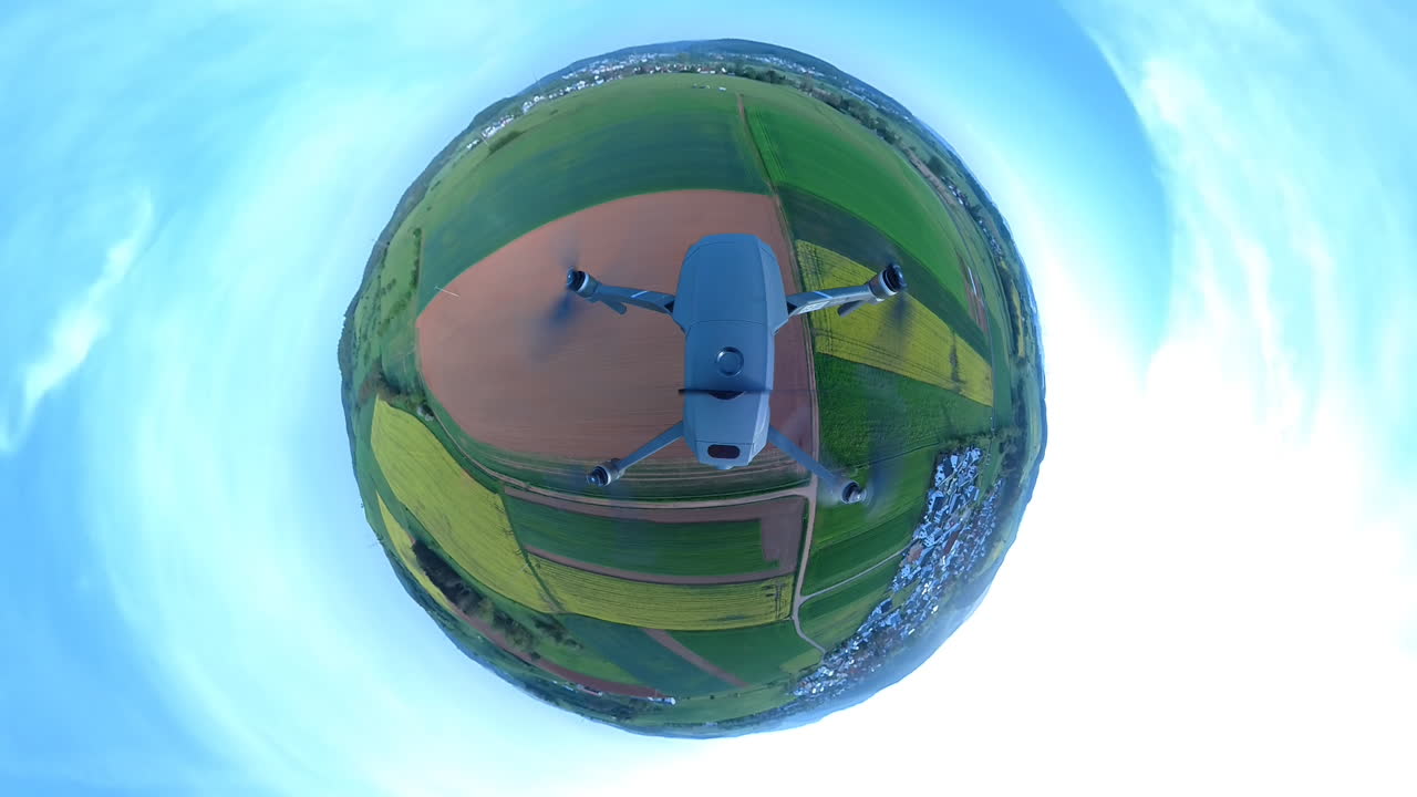 독특한 상공 관점에서 비행하는 드론, 위에서 아래로 작은 행성