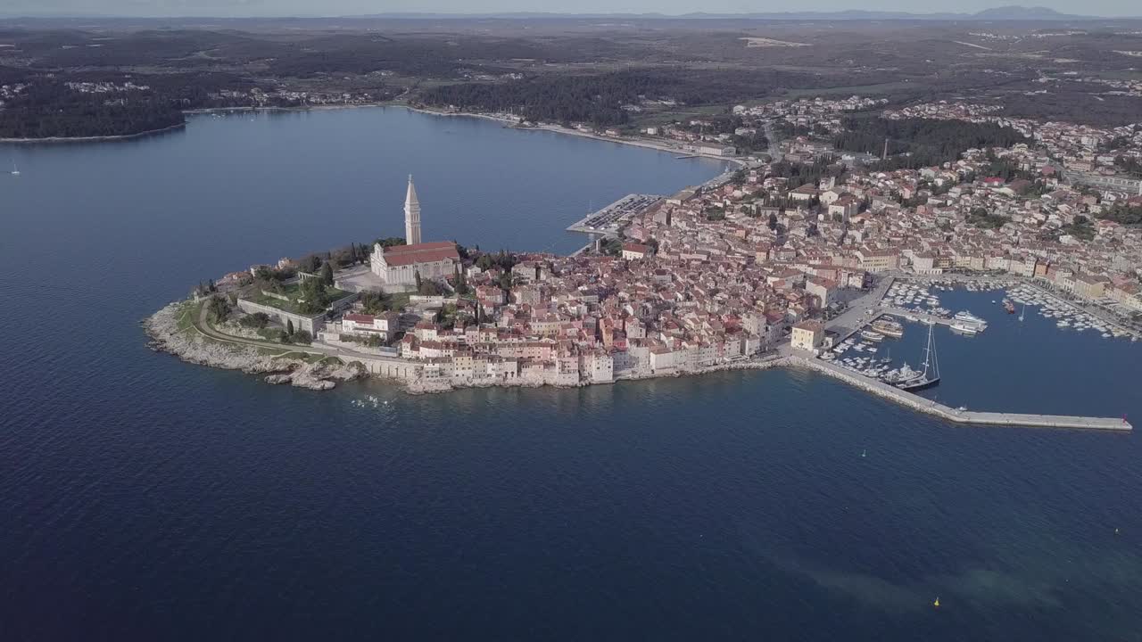 Panorama aereo dall'alto della città vecchia di Rovigno, Istria, Croazia. Formato LOG originale non modificato.