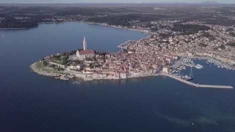 panorama aéreo de la vieja ciudad de rovinj, istria, croacia. formato de registro original intacto.