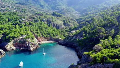 Cala-Deia-En-Mallorca-España-Con-Yates-Blancos-Anclados,-Toma-Aérea-De-Dolly