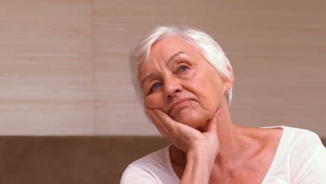 anciana pensativa en su habitación