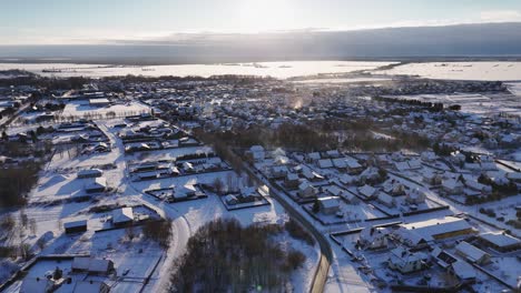 Filmische-Drohnenaufnahme-Der-Landschaft-Der-Stadt-Silute-Housing-Society-Im-Winter-Bei-Sonnenuntergang,-Litauen