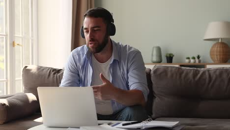 el gerente de línea de servicio masculino usa auriculares para responder a las preguntas de los clientes en línea