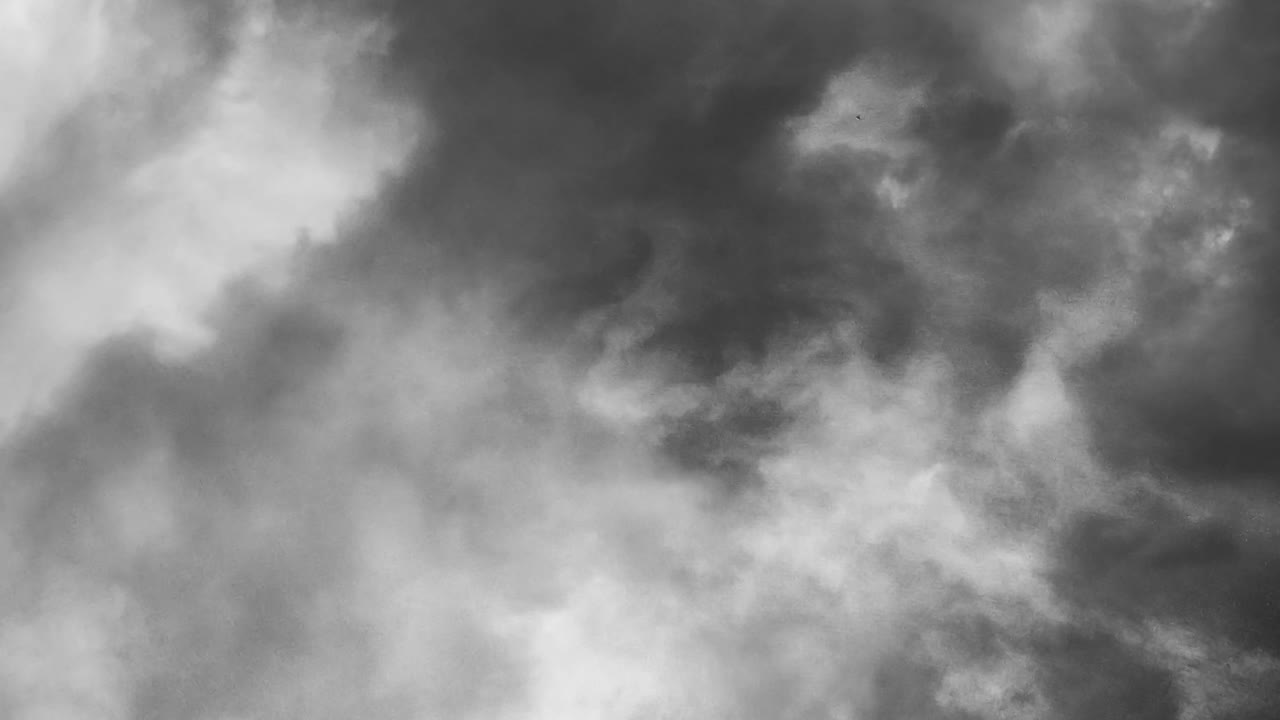 tormenta y relámpagos en las nubes oscuras 4k