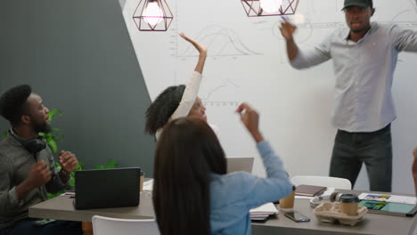 jóvenes empresarios afroamericanos celebrando la victoria corporativa feliz líder del equipo hombre de negocios bailando divertido en la oficina presentación de estudiantes exitosos reunión seminario