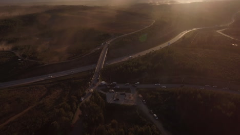 drone d'une piste de course traversant l'autoroute