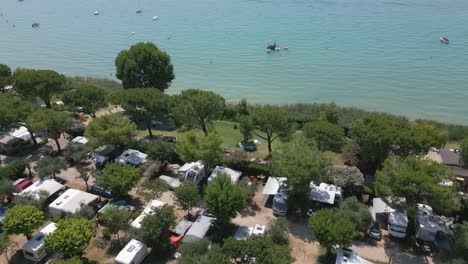 Toma-Aérea-Del-Camping-Serenella-En-La-Orilla-Del-Lago-De-Garda,-Italia