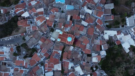 sobre los techos rojos del mediterráneo en la isla de kythnos, grecia