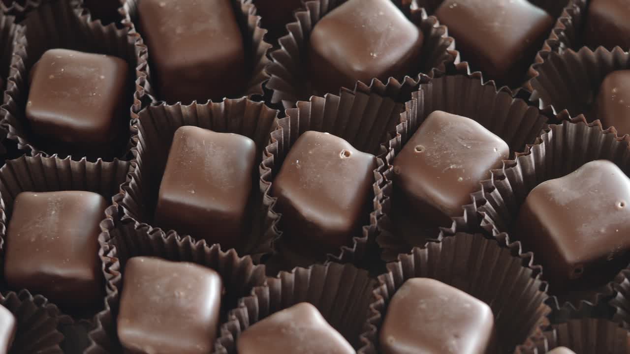 Ripresa panoramica ravvicinata di deliziosi cioccolatini in una scatola
