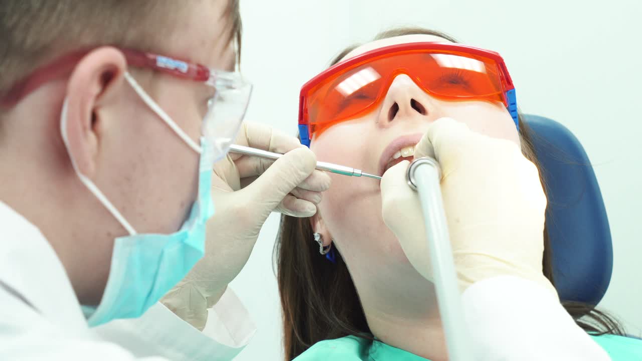 dentista que está realizando un procedimiento