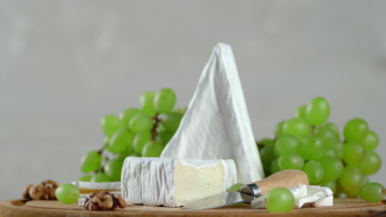 절단판에 있는 카멘베르 치즈는 천천히 회전합니다.