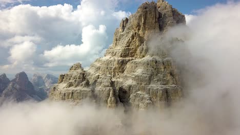 enorme cima de la montaña descubierta por las nubes tres picos de tre cime di lavaredo, belluno, dolomita, italia