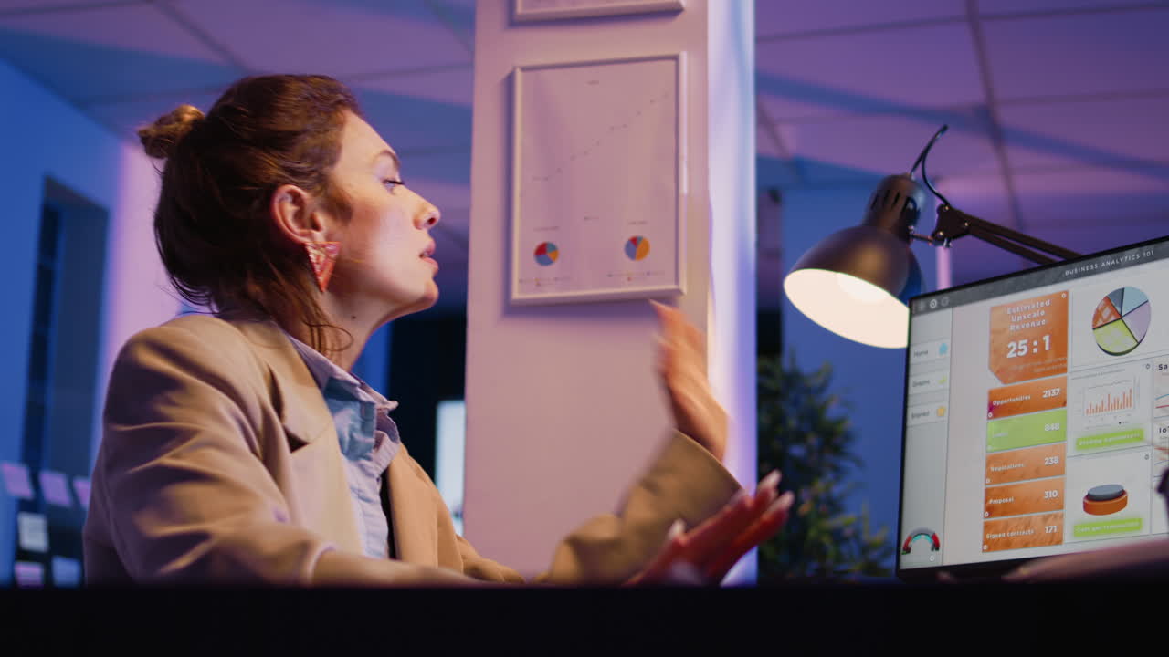 사무실에서 컴퓨터로 일하는 여자