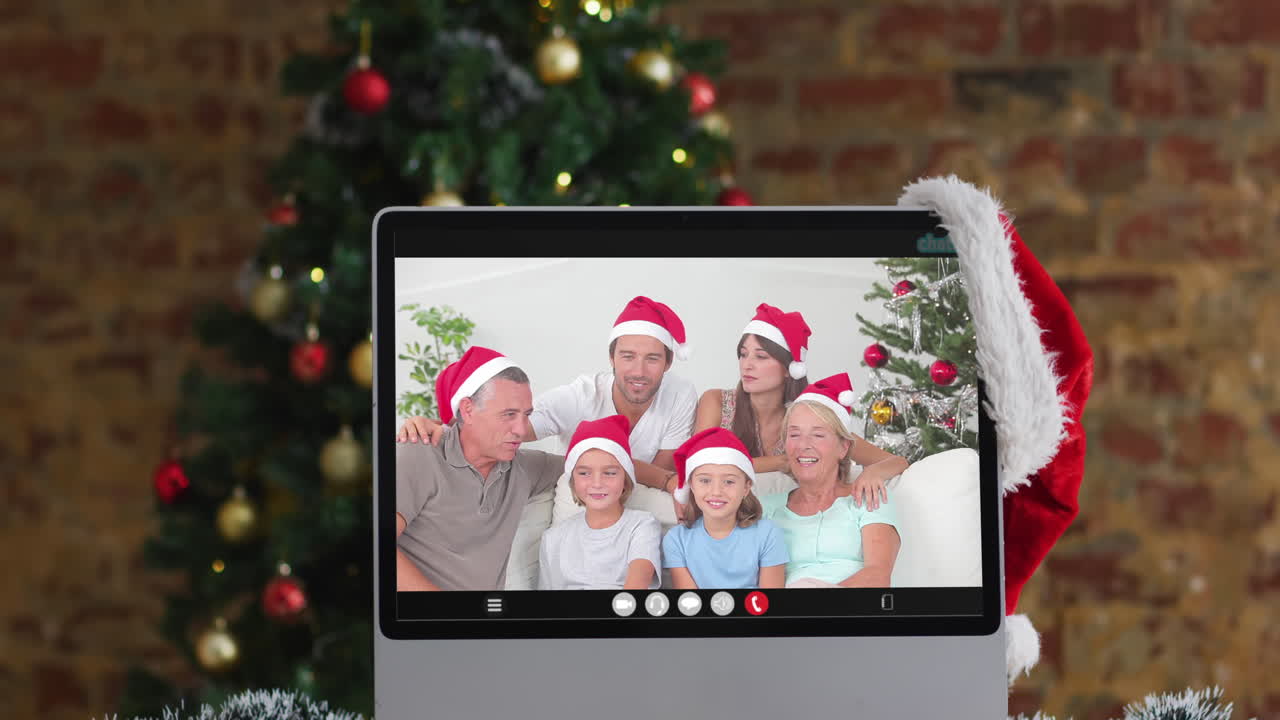 familia feliz usando sombreros de santa en videollamada, con decoraciones de navidad y árbol