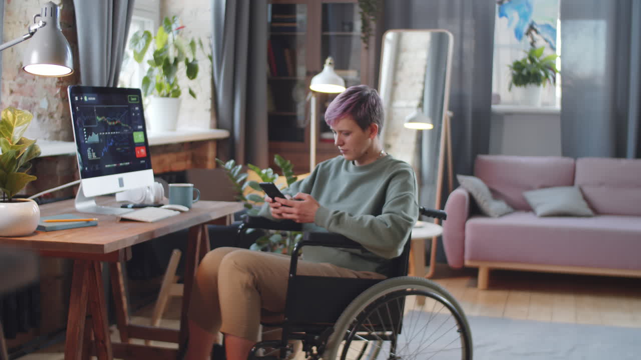 mujer en silla de ruedas trabajando desde casa