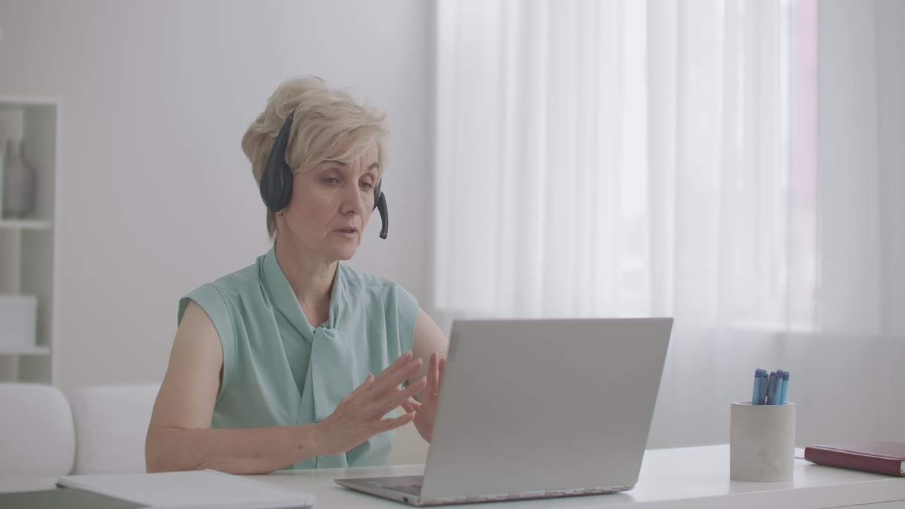 uno specialista del supporto tecnico o del call-center sta consultando un cliente online una donna con le cuffie sta rispondendo alla chiamata tramite laptop