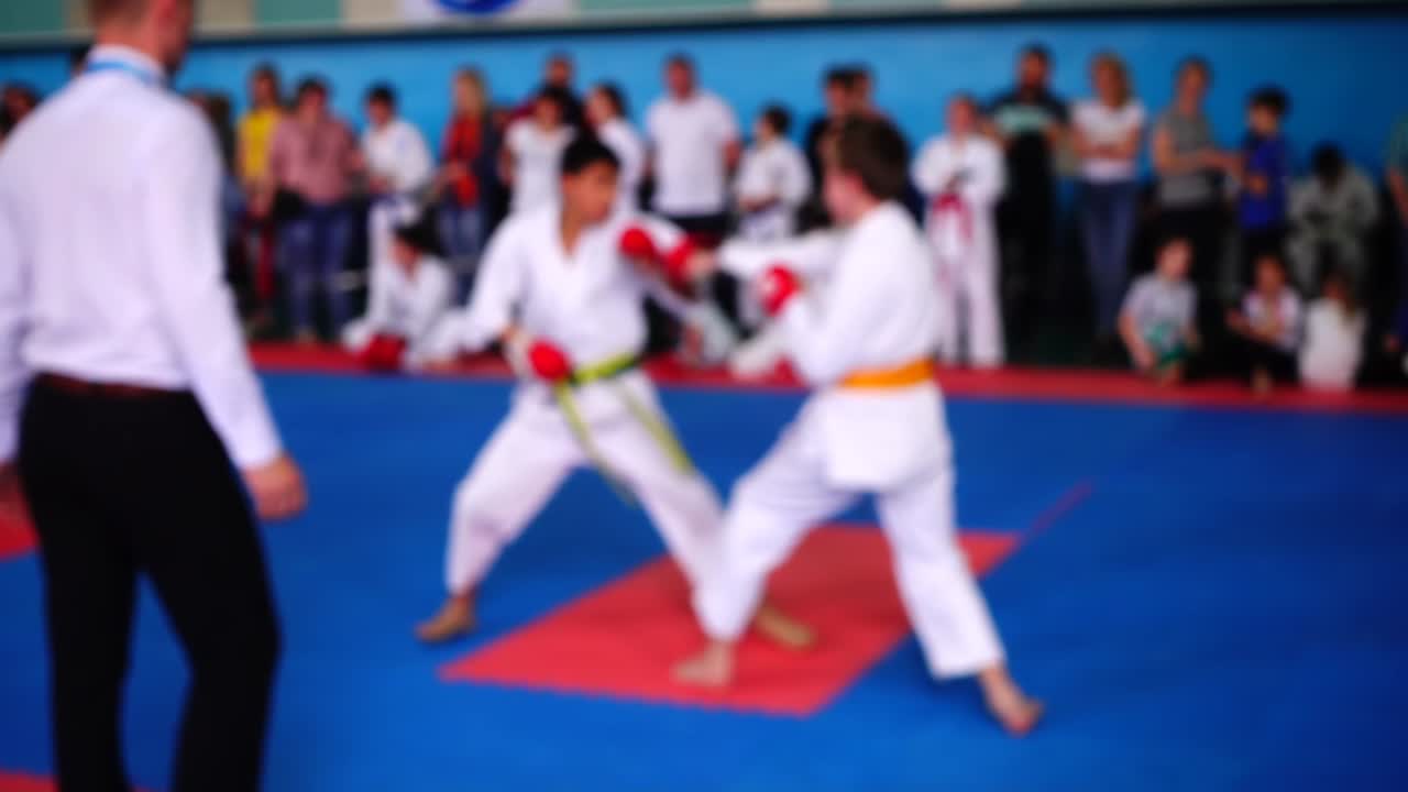 Karatekonkurrencer. Uskarpt. Slowmotion
