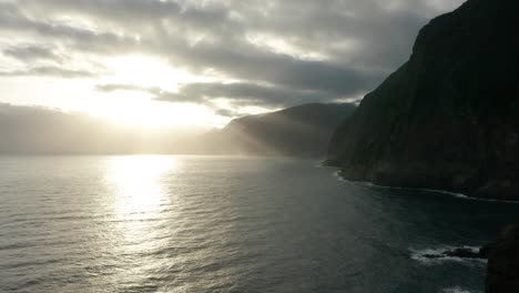 majestuosos acantilados altos durante el brillante amanecer de ensueño con rayos de luz a través de las nubes