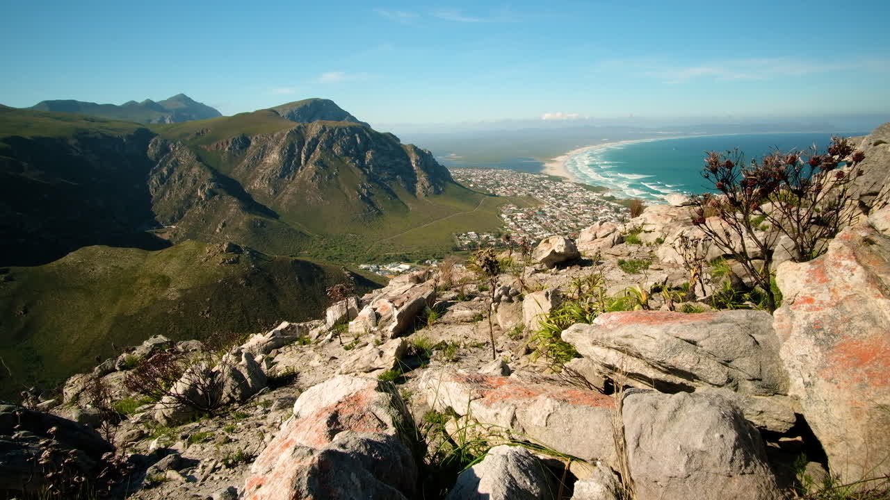 tiro inclinado desde la cima de la montaña de la playa prístina a lo largo de la costa, hermanus, sudáfrica