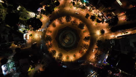 Vista-Aérea-Descendiendo-Sobre-La-Plaza-Fuente-De-Cibeles,-Noche-En-La-Ciudad-De-México