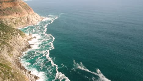 un avión no tripulado captura una impresionante vista aérea de una costa