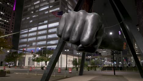 Fauststatue-Von-Joe-Louis-In-Detroit,-Michigan-Mit-Videoschwenk-Von-Links-Nach-Rechts