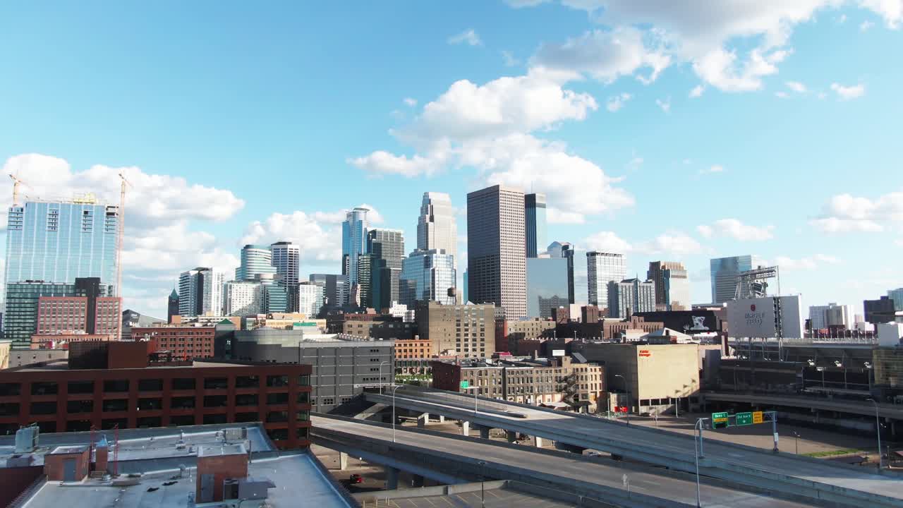 Cieli blu delle Città Gemelle Minneapolis Minnesota, riprese drone 4K dello skyline della città