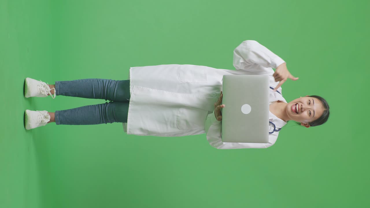 médico con una computadora portátil