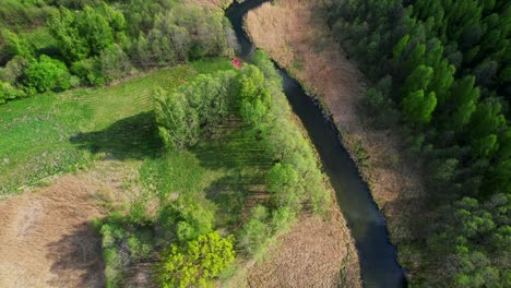 Hancza-Fluss,-Vorwärtspanorama,-Wildes-Gebiet,-Luftaufnahme