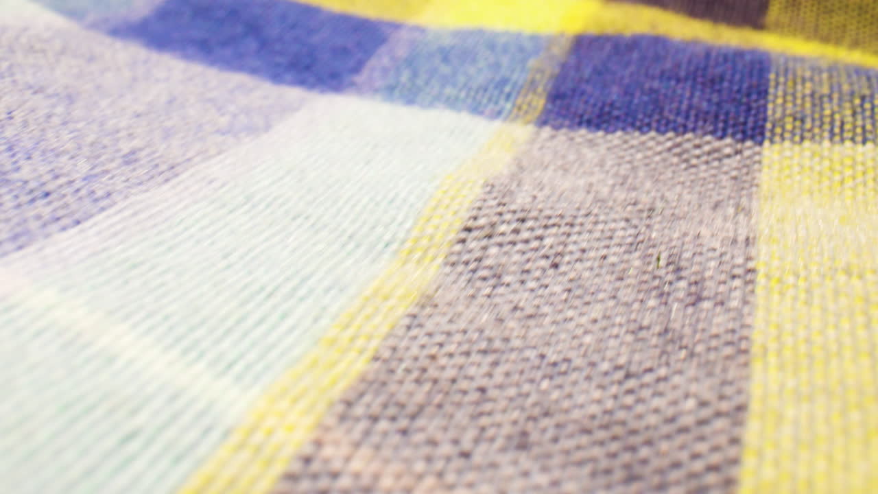 primer plano macro de una camisa a cuadros azul y amarilla