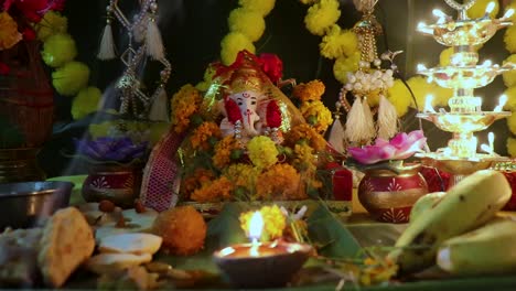 Santo-Dios-Hindú-Ganesha-Adoración-De-ídolos-Con-Ofrenda-Sagrada-Y-Decoración-En-Casa-En-Ganesh-Chaturthi