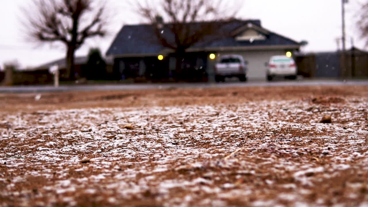 소프트 포커스 하우스 앞 갈색 땅에 신선한 눈이 내립니다.