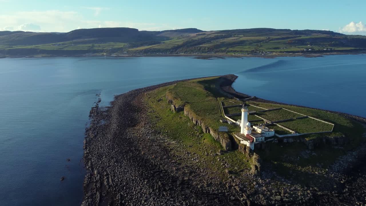 화창한 날 스코틀랜드 애런 섬에 있는 플라다 등대의 공중 전망