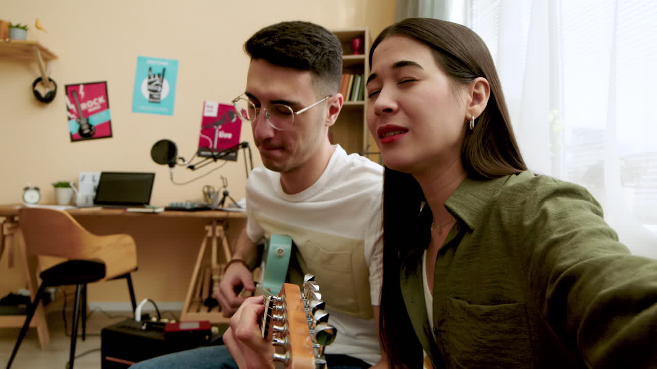 mujer grabando a sí misma y a su amiga