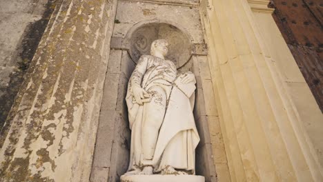 Statue-In-Medina-Sidonia,-Torbogen-Von-Cádiz,-Spanien